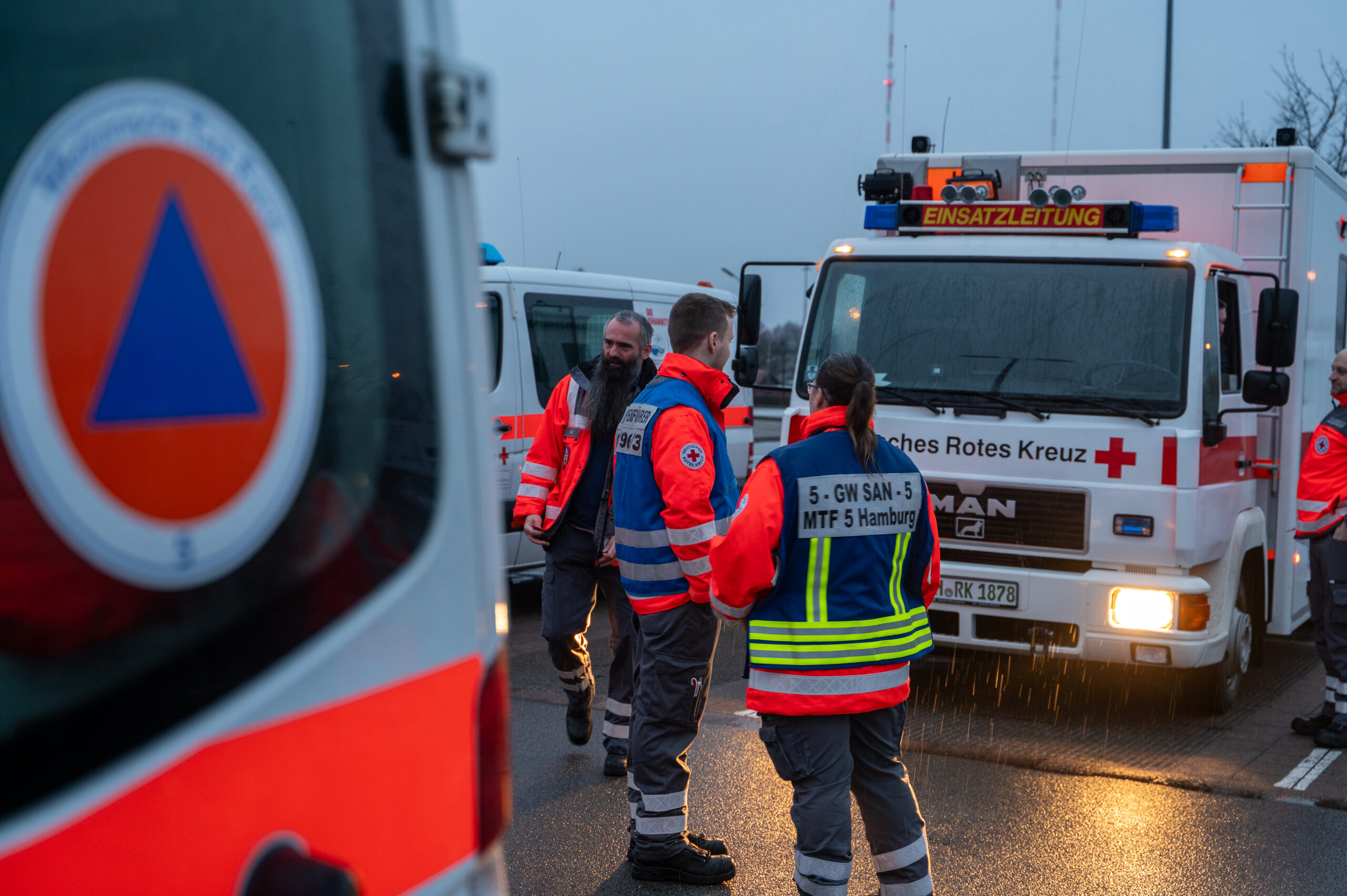 Ehrenamtliche Helfer des DRK proben den Ernstfall mit ihren Kollegen von anderen Hilfsorganisationen.