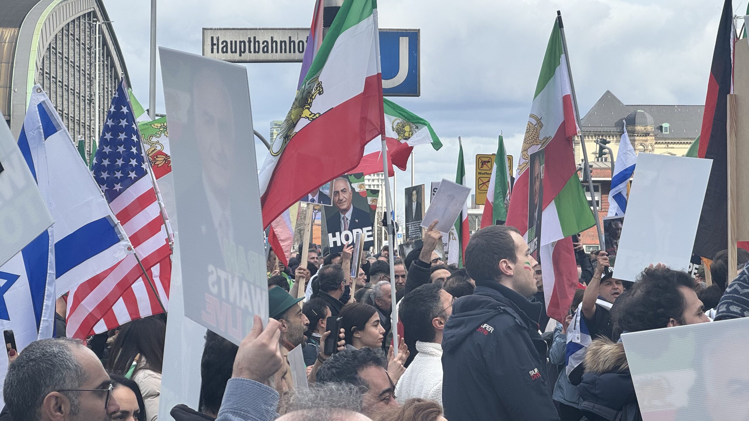 An der Mönckebergstraße versammelt sich ein Demonstrationszug, dessen Teilnehmende den Regimewechsel in Iran fordern.