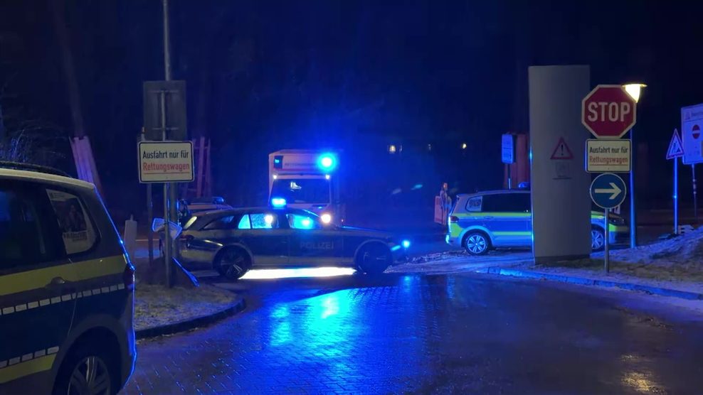 Streifenwagen riegeln die Asklepios-Klinik Wandsbek ab.