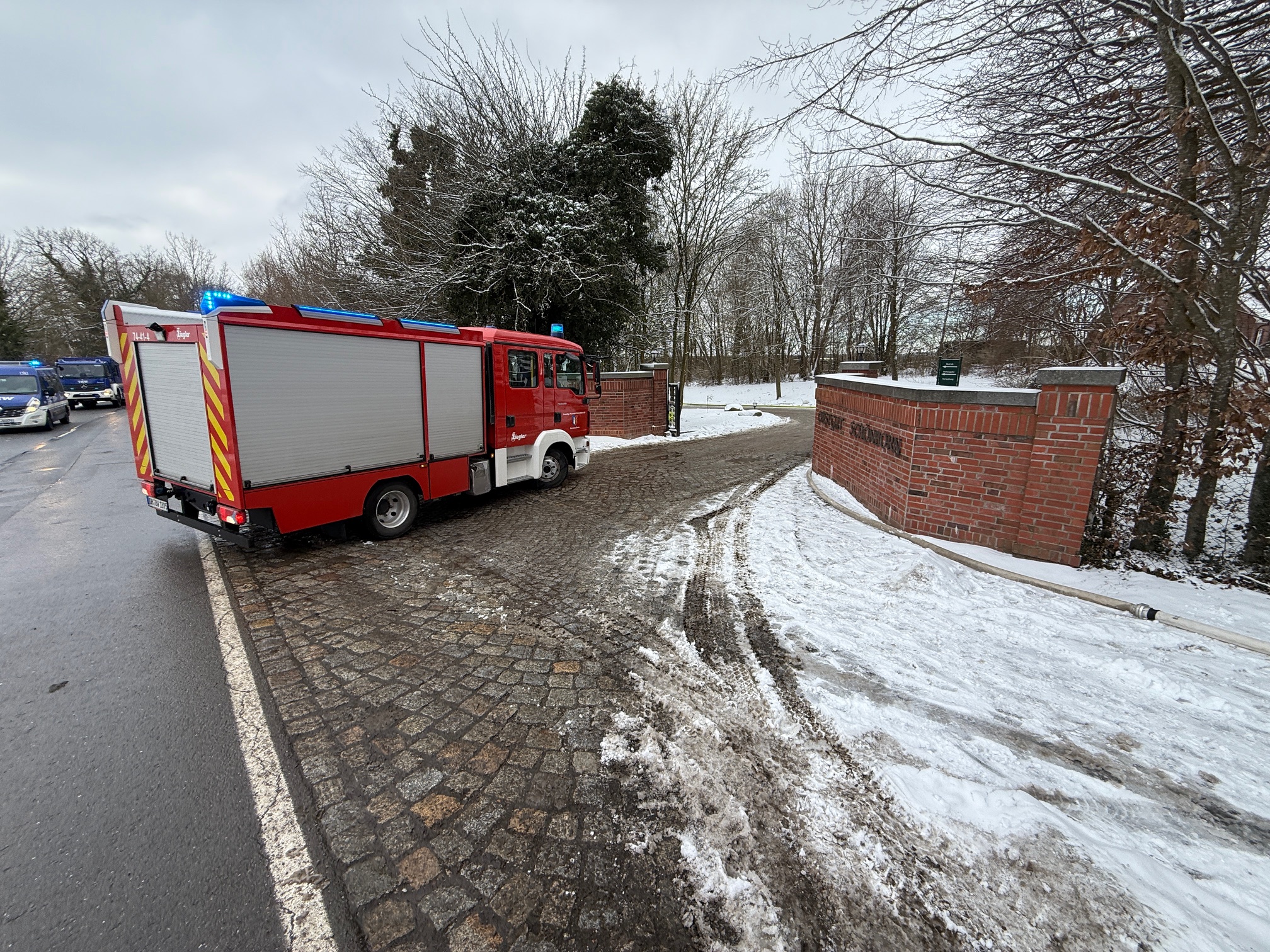 Feuerwehrauto vor Hof