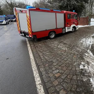 Feuerwehrauto vor Hof