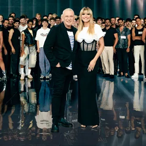 Heidi Klum (52) und Gast-Juror Jean Paul Gaultier (73) suchen die Male-Models der 21. Staffel „Germanys next Topmodel“ aus.
