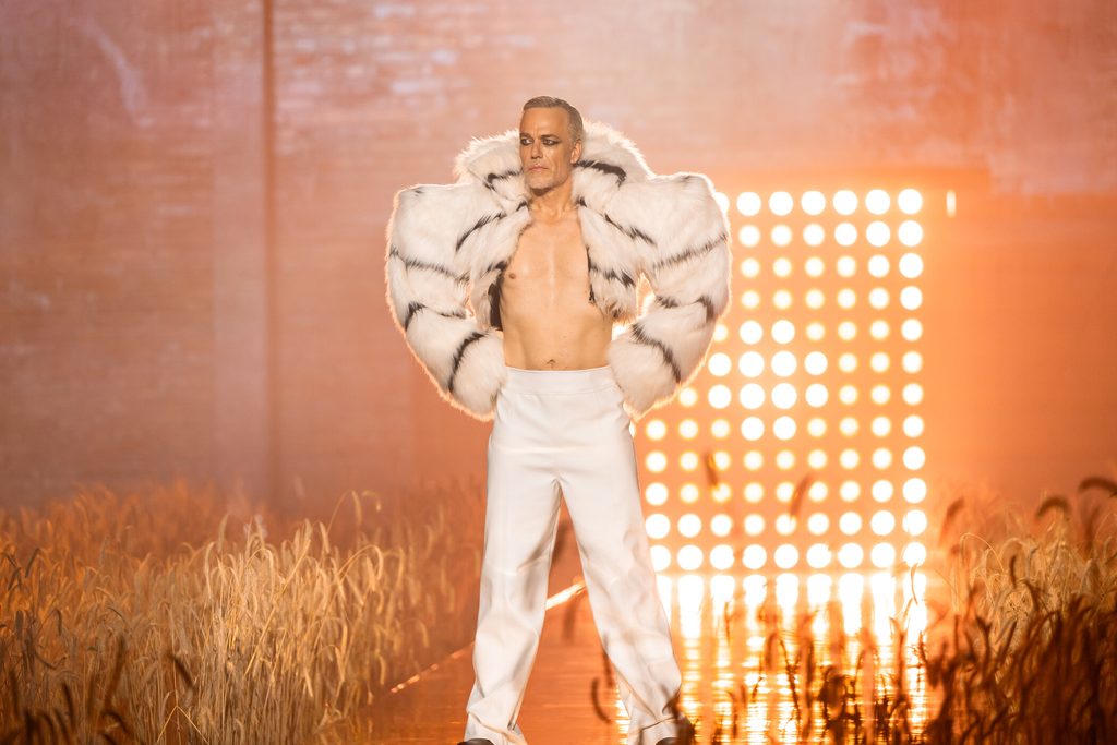 Gerhard (57) in überdimensionaler Felljacke auf dem Laufsteg.