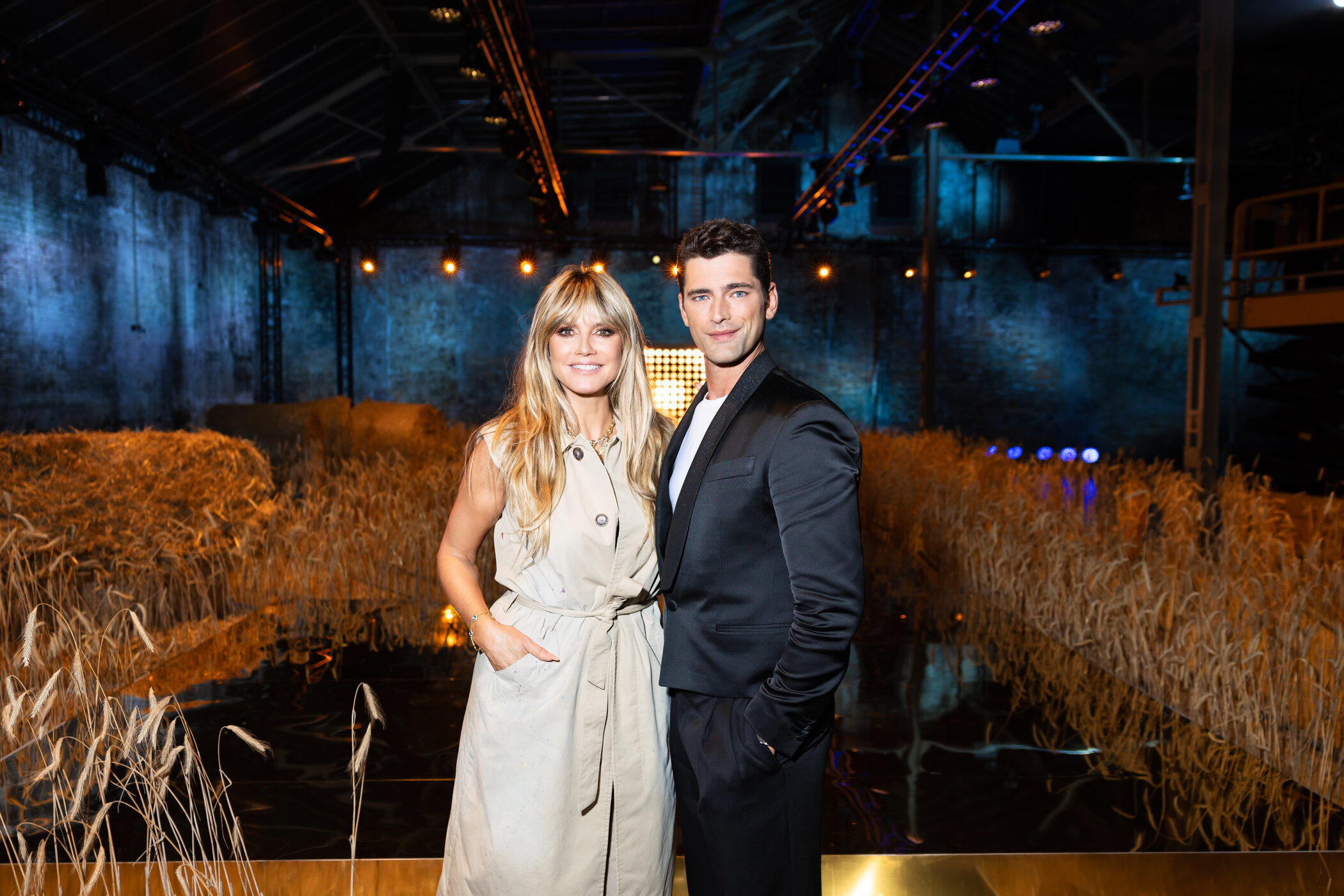Heidi Klum (52) und ihr Gastjuror Sean O’Pry (36) stehen auf dem Laufsteg, darum ist ein Kornfeld aufgebuat.