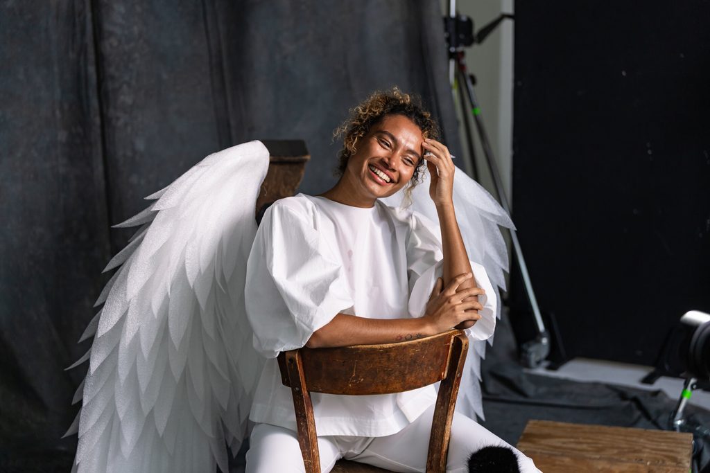 Kandidatin Aurélie im Engels-Look.