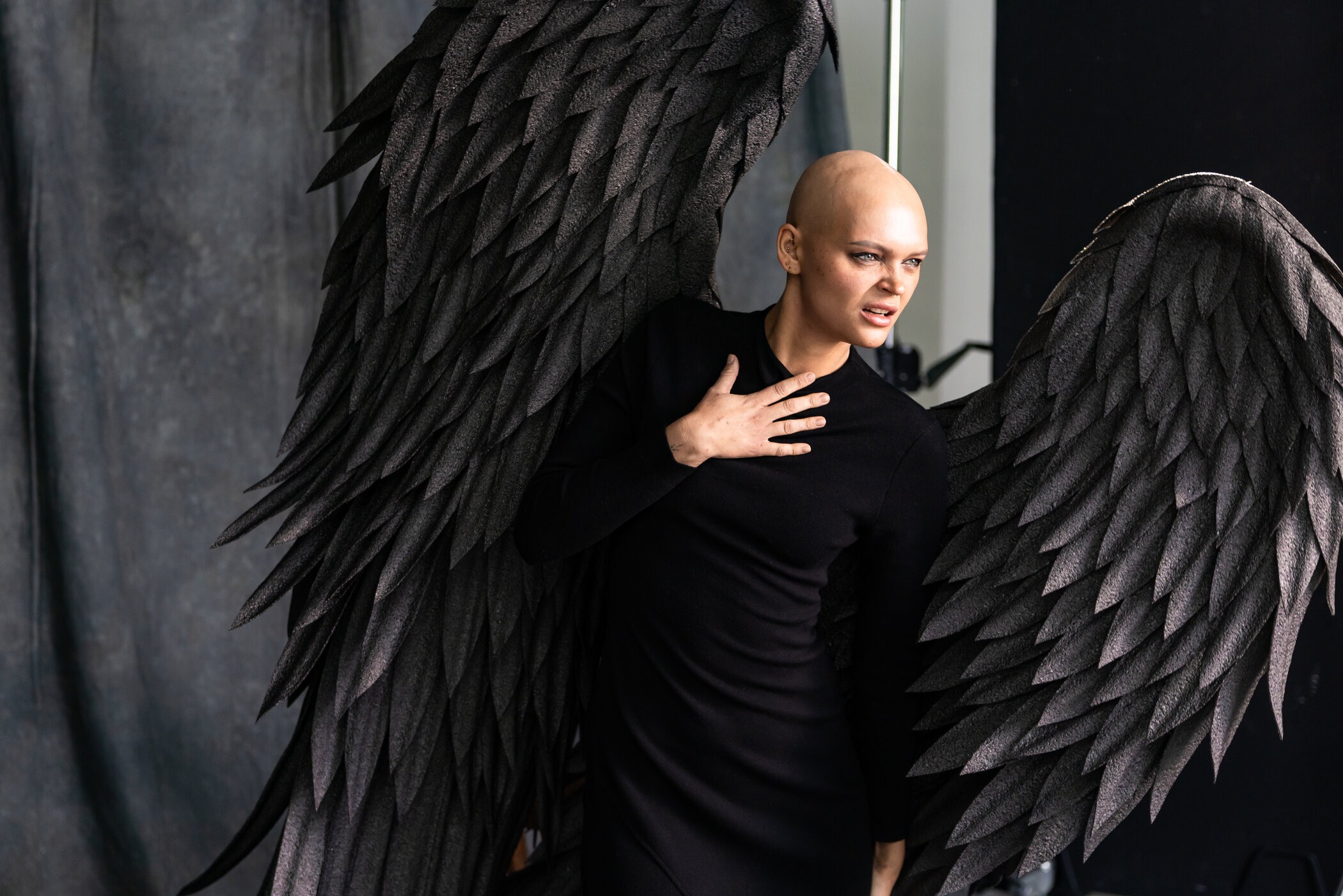 Kandidatin Anika mit schwarzen Flügeln im Fotoshooting.