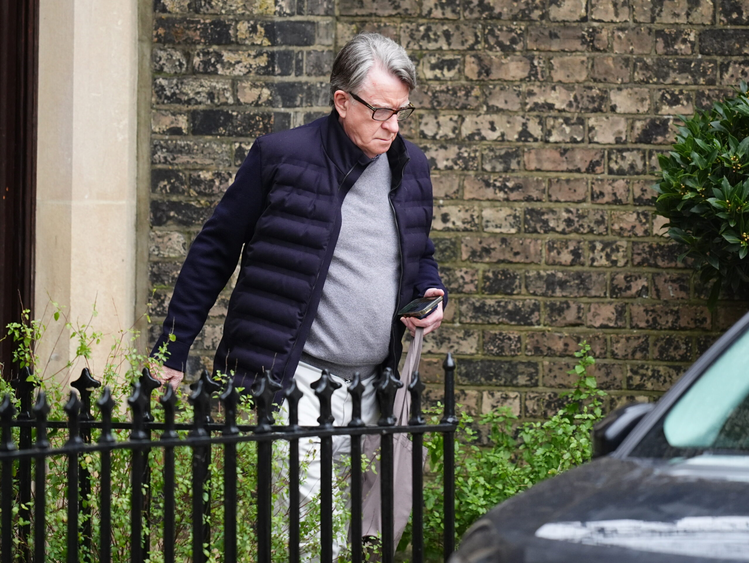 Peter Mandelson am Wochenende vor seinem Haus in London.