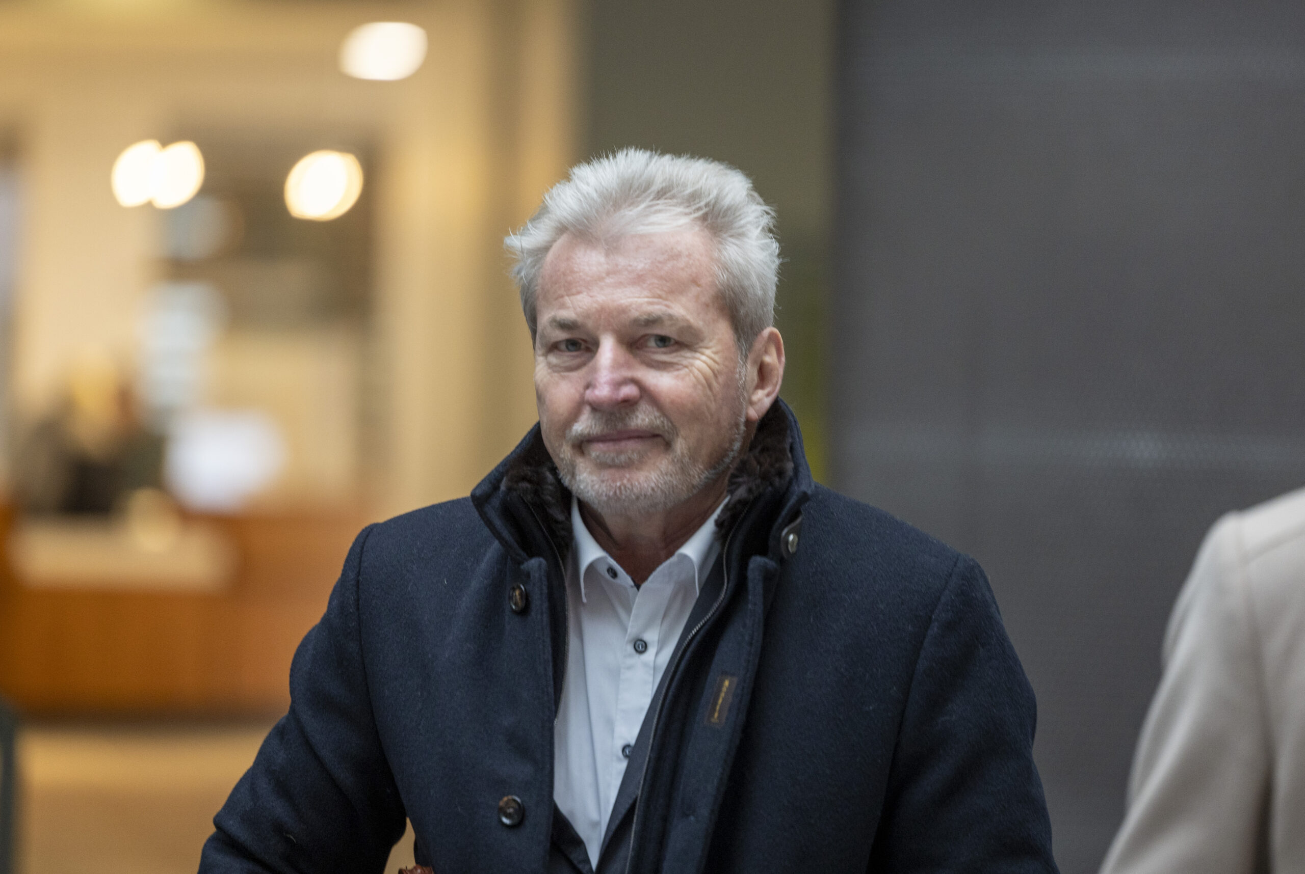 Der angeklagte Kinder- und Jugendpsychiater Michael Winterhoff auf dem Weg in den Gerichtssaal.