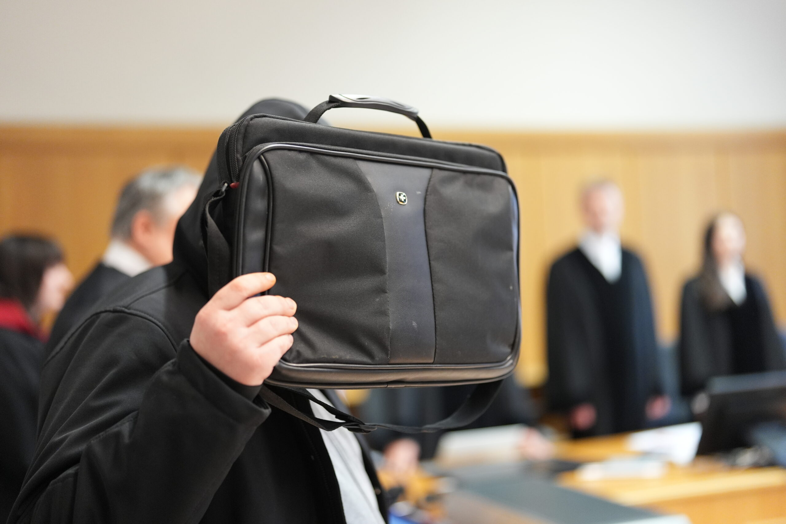 Der Angeklagte steht im Sitzungssaal im Strafjustizgebäude im Prozess wegen Körperverletzung.