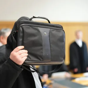 Der Angeklagte steht im Sitzungssaal im Strafjustizgebäude im Prozess wegen Körperverletzung.