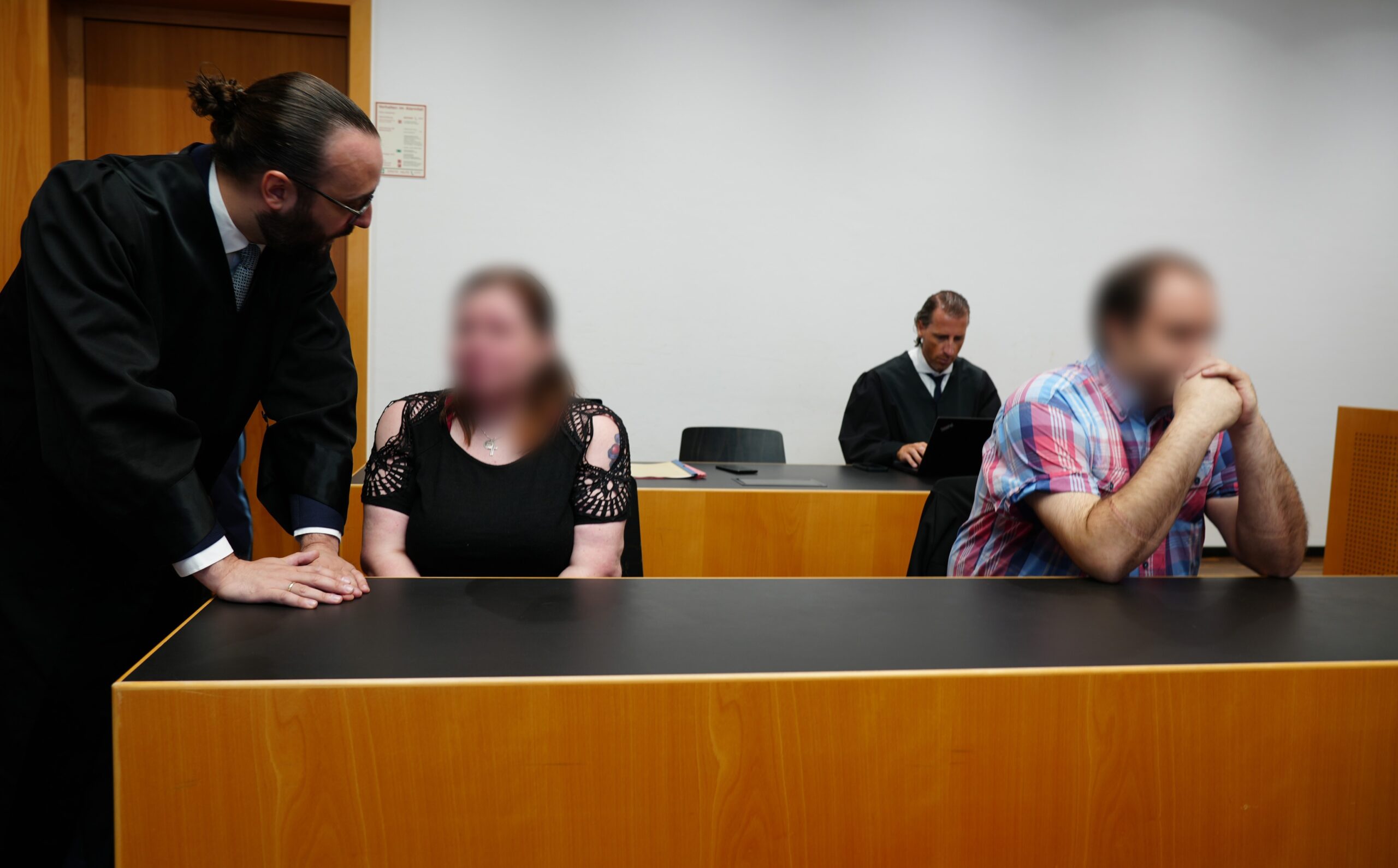 Sie haben ihr Kleinkind gefoltert: Die Eltern des im Juli 2025 auf der Anklagebank des Amtsgerichts Augsburg.