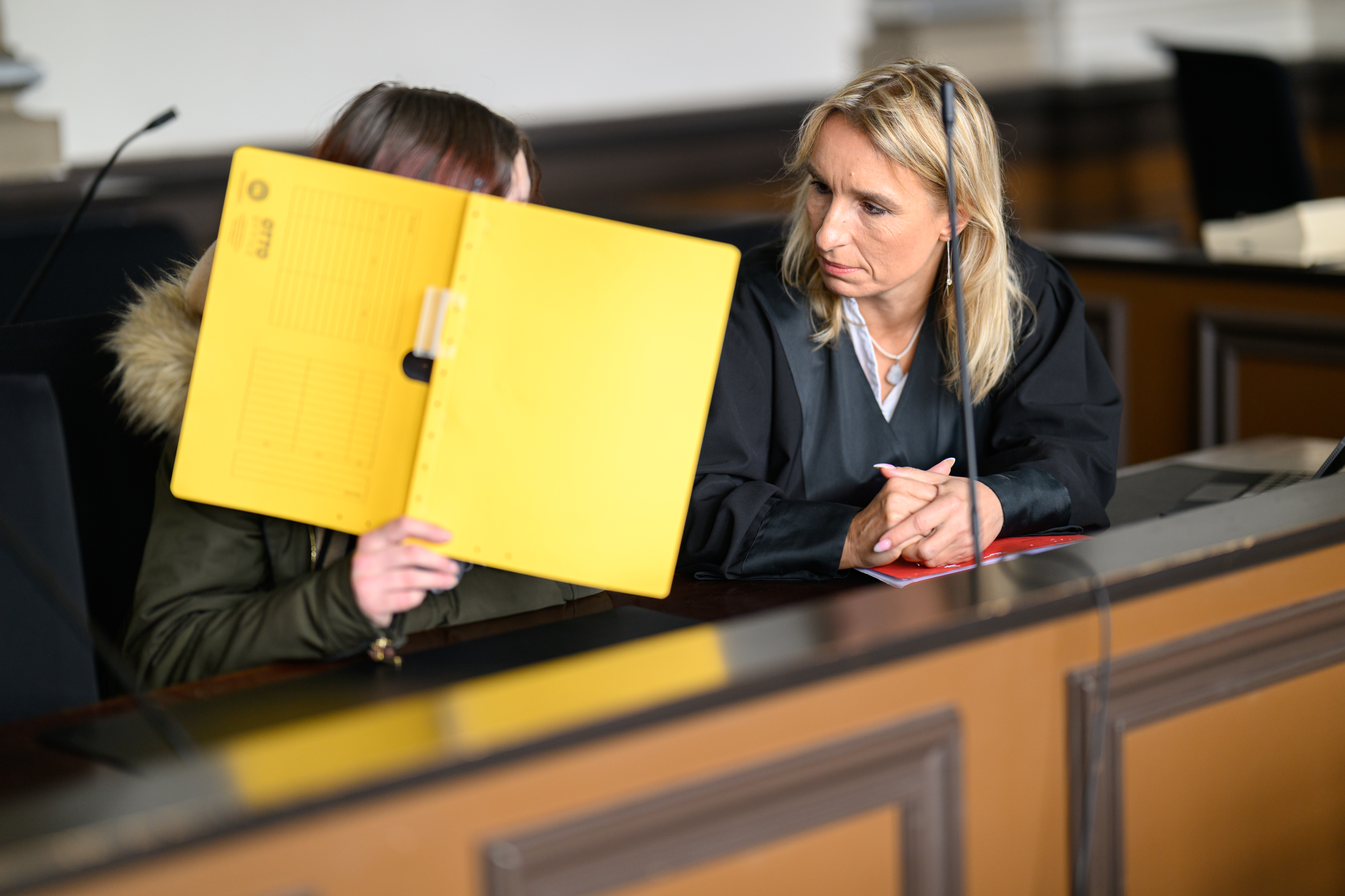 Die Angeklagte (l.) sitzt neben ihrer Pflichtverteidigerin Daniela Post im Gerichtssaal in Verden.