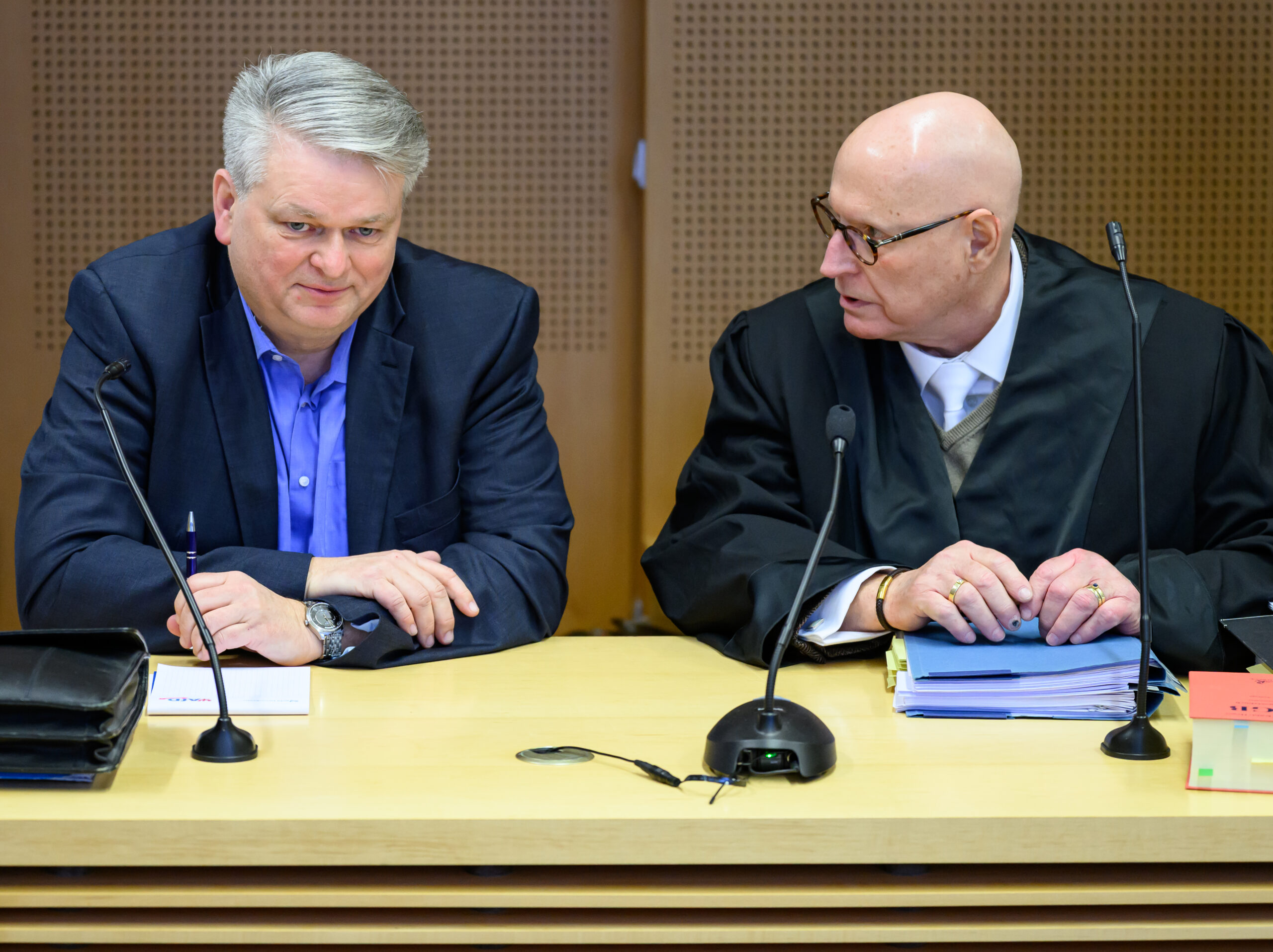 Dem AfD-Landtagsabgeordneten Wilko Möller (l., hier neben seinem Anwalt) wird vorgeworfen, sich mit einem Hitlergruß auf einem Wahlplakat gezeigt zu haben.