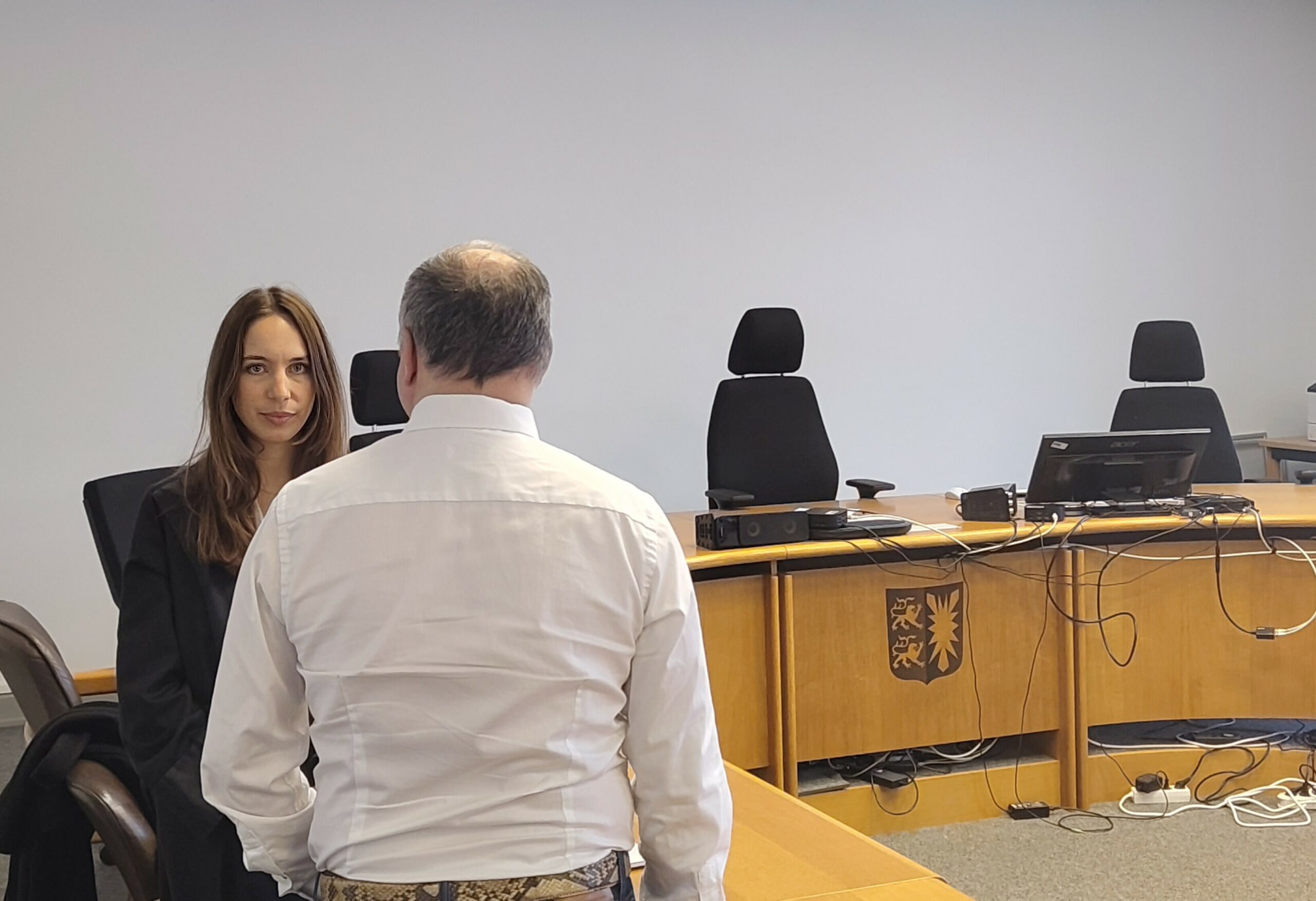 Der Angeklagte redet vor Prozessbeginn mit seiner Verteidigerin Laura Leweke.