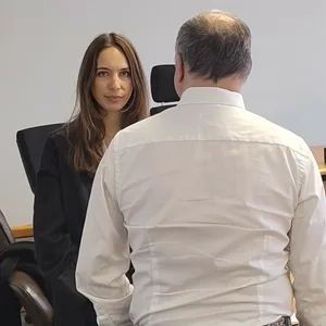 Der Angeklagte redet vor Prozessbeginn mit seiner Verteidigerin Laura Leweke.