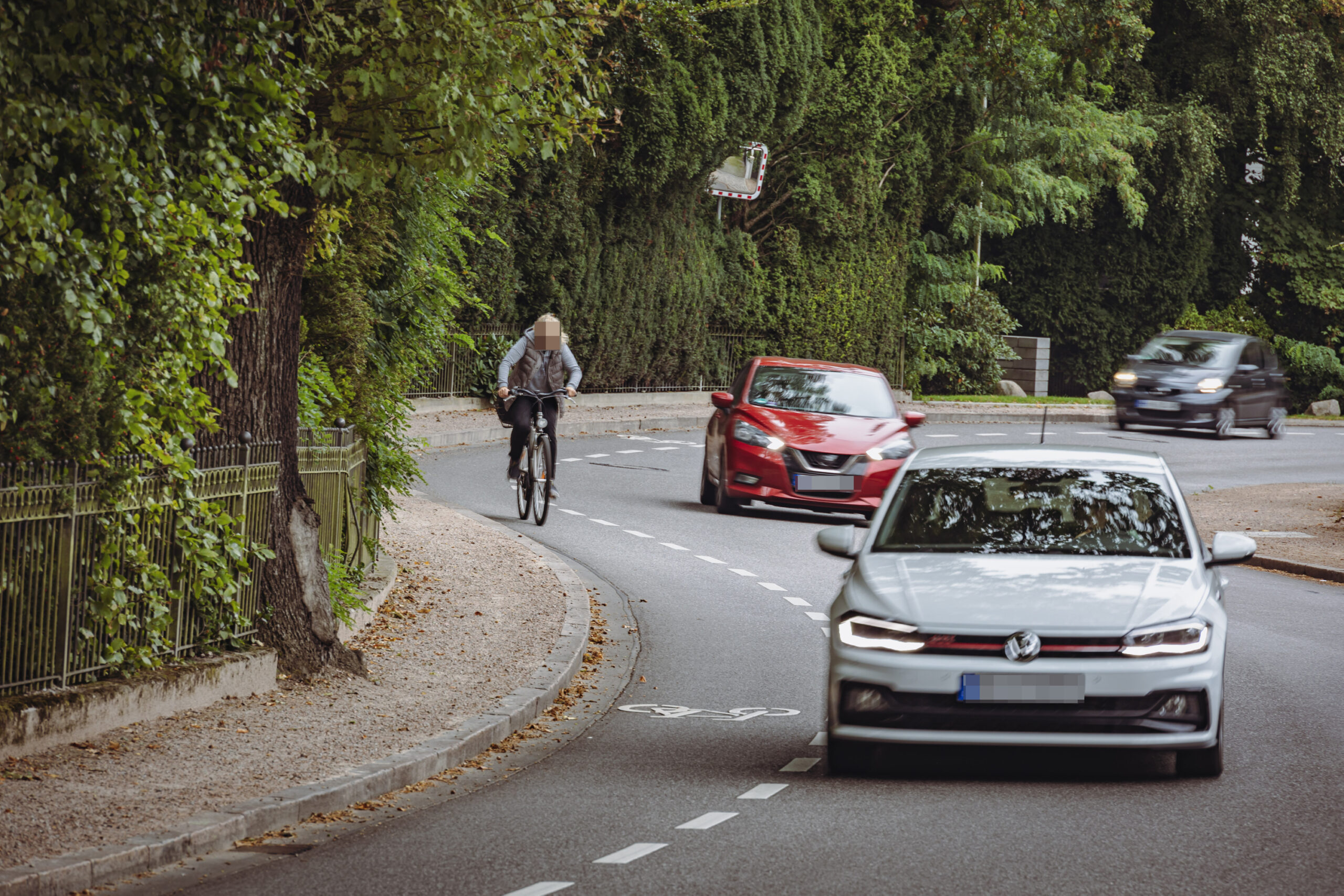 Autos und ein Radfahrer auf der Elbchaussee.