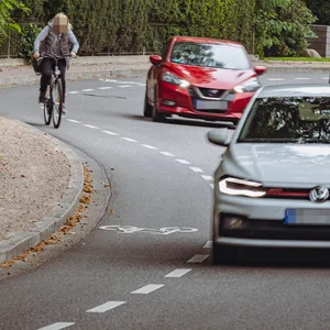 Autos und ein Radfahrer auf der Elbchaussee.