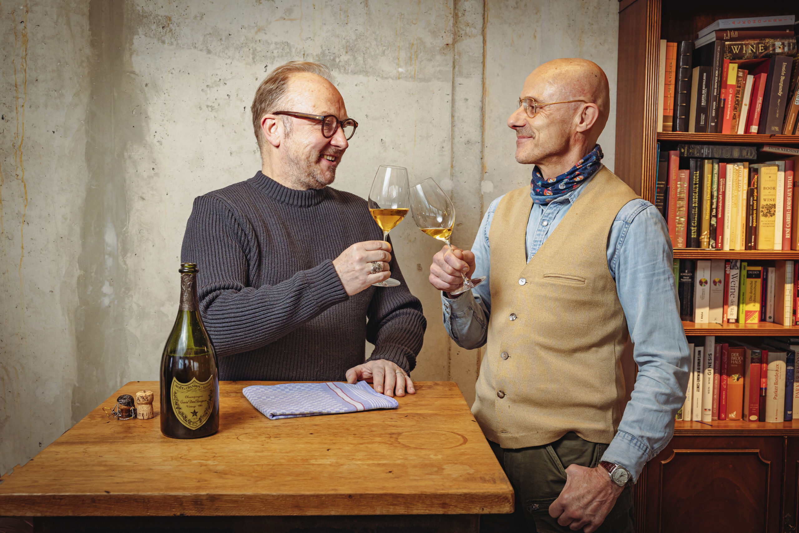 Zwei Männer stoßen mit Champagner an
