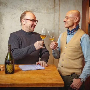 Zwei Männer stoßen mit Champagner an