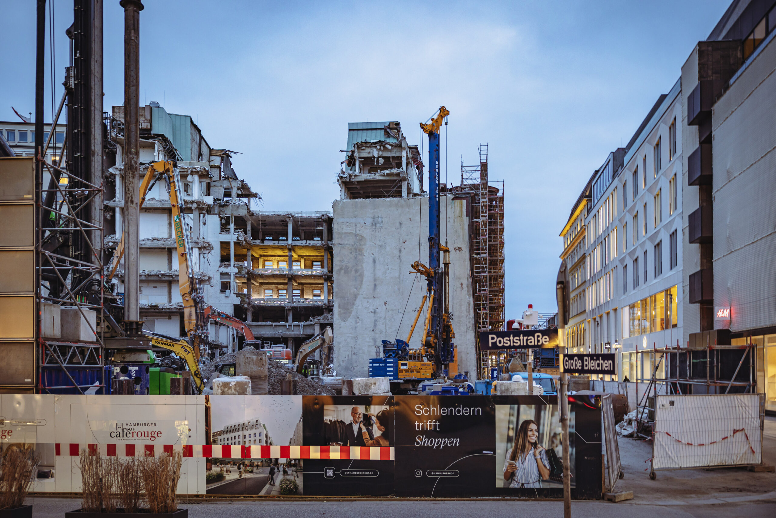 Ungewohnte Durchblicke von der Poststraße auf die traurigen Reste des Hamburger Hofs.