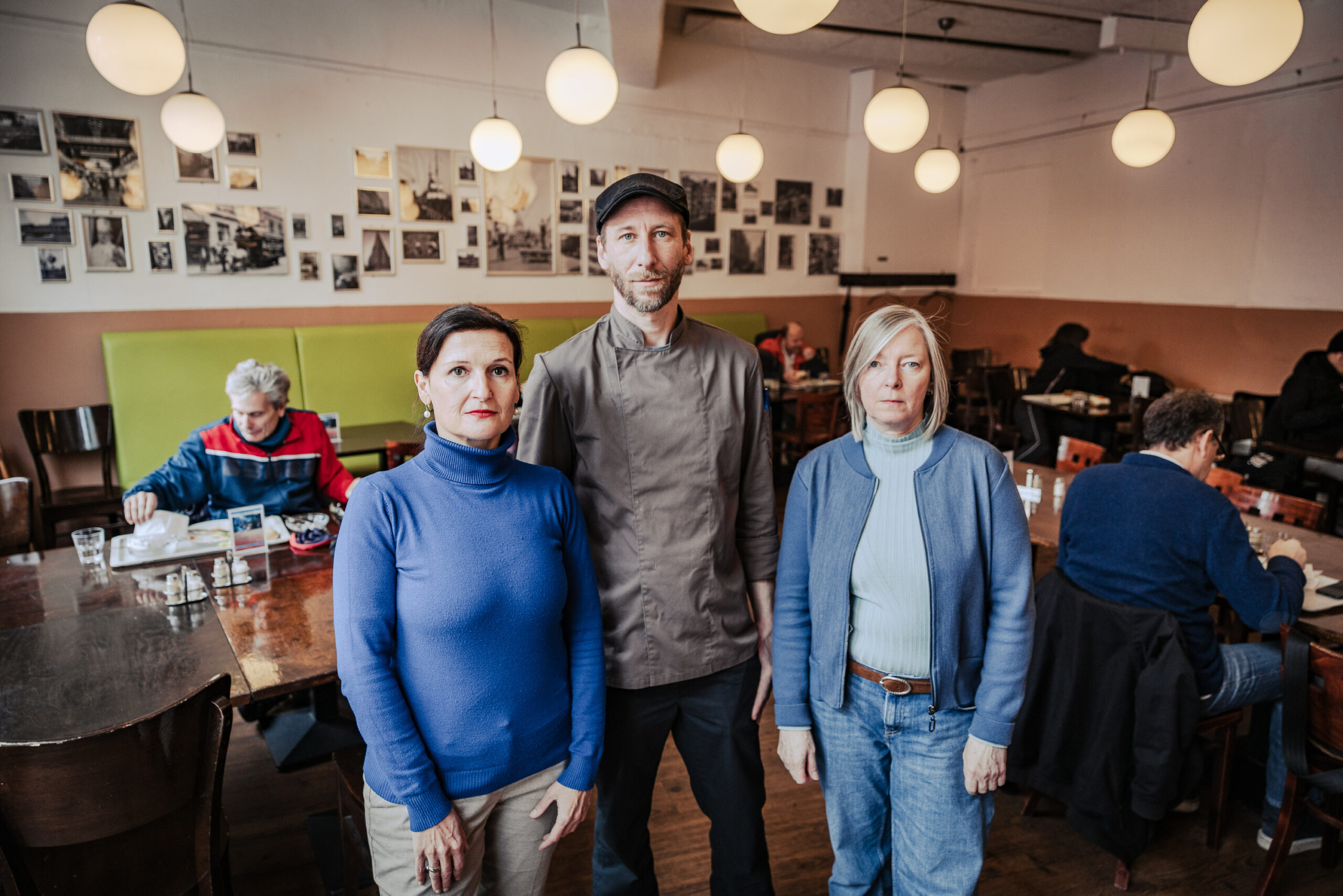 Neşe Wagner (49), Tobias Grabe (45) und Asha Harrison (61) in dem Speisesaal der Sozialküche.