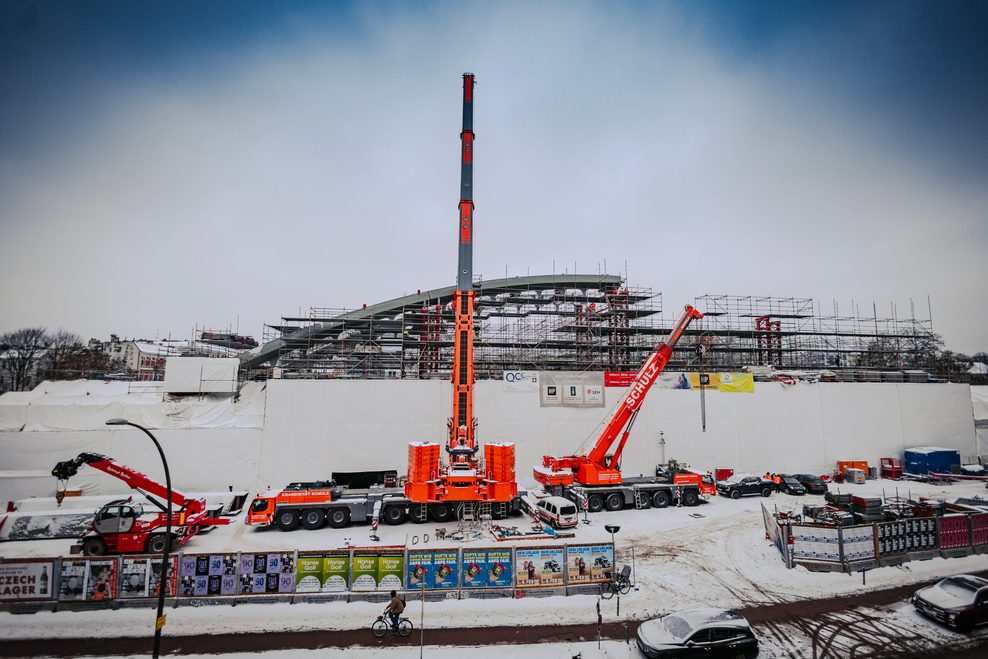 Die ersten riesigen Bögen der neuen Sternbrücke sind inzwischen erkennbar.