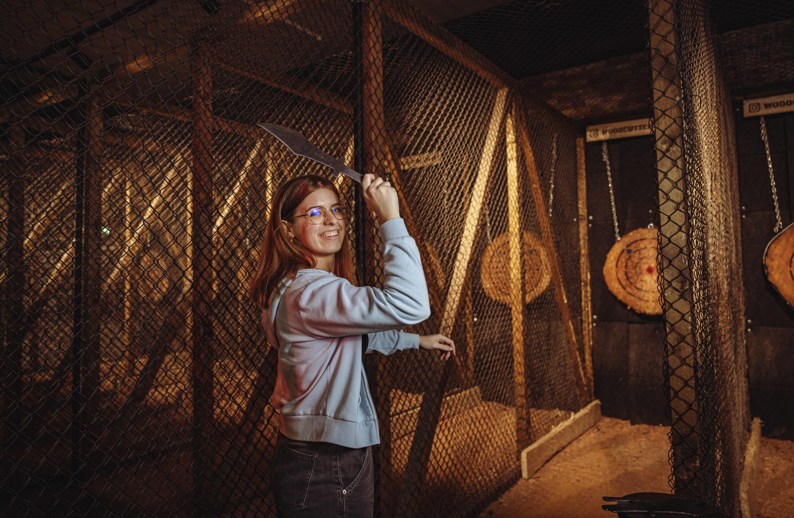 Messerwerfen im „Woodcutter“ in Othmarschen. MOPO-Reporterin Annika Ehlers ist in einen der Käfige gestiegen und hat es ausprobiert.
