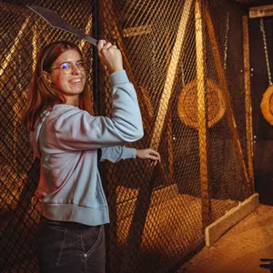 Messerwerfen im „Woodcutter“ in Othmarschen. MOPO-Reporterin Annika Ehlers ist in einen der Käfige gestiegen und hat es ausprobiert.