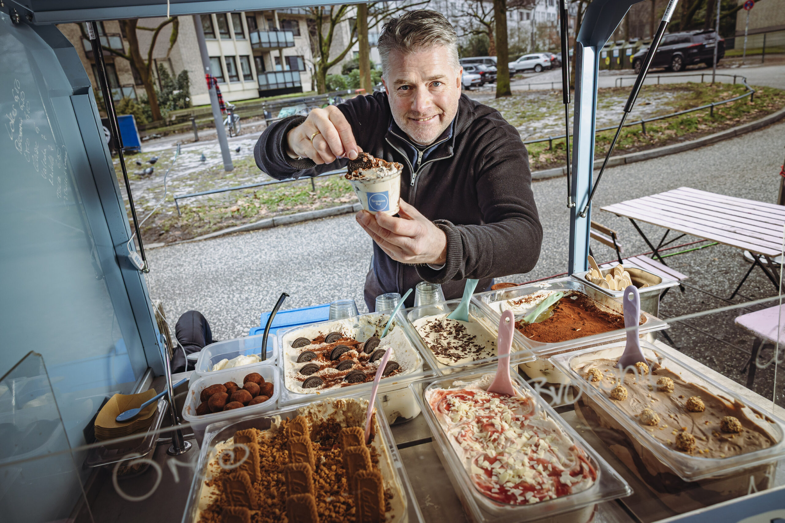 Tiramisu auf dem Isemarkt: Verkäufer Oliver Meyer-Lenzi (57) mit den verschiedenen Sorten.