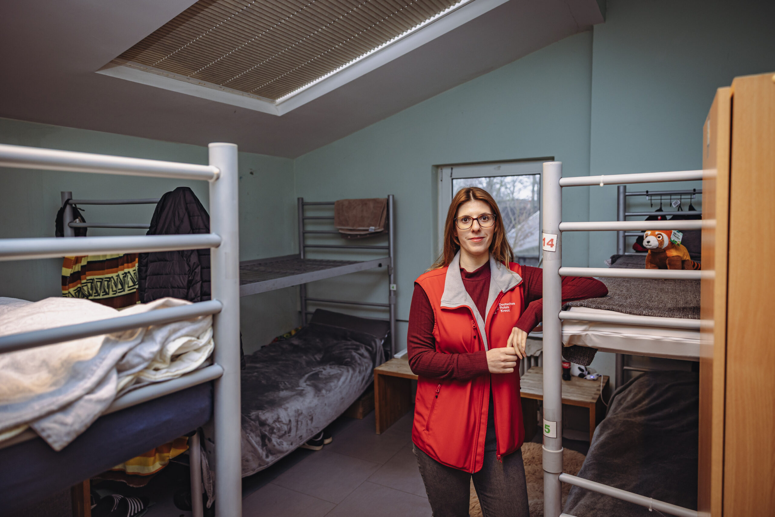 Julia Malert (32) in einem der drei Zimmer für Männer im „Harburg-Huus“. Ein weiteres gibt es für Frauen.