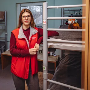 Julia Malert (32) in einem der drei Zimmer für Männer im „Harburg-Huus“. Ein weiteres gibt es für Frauen.