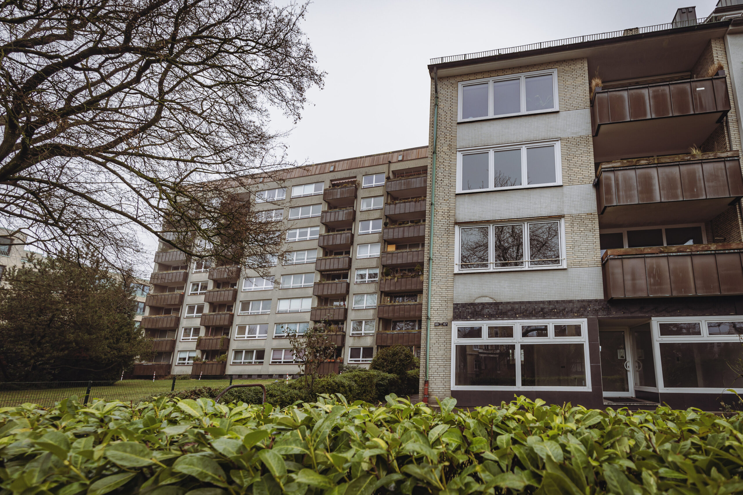 Das vordere, vierstöckige Gebäude sowie das hintere Hochhaus auf der Uhlenhorst sollen im Herbst abgerissen werden.