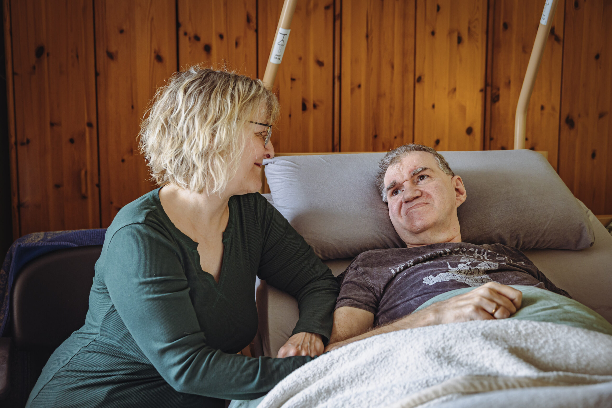 Innige Beziehung: Wiebke Worm aus Hamburg und ihr Mann Uwe (beide 61), der seit 17 Jahren ein Pflegefall ist.