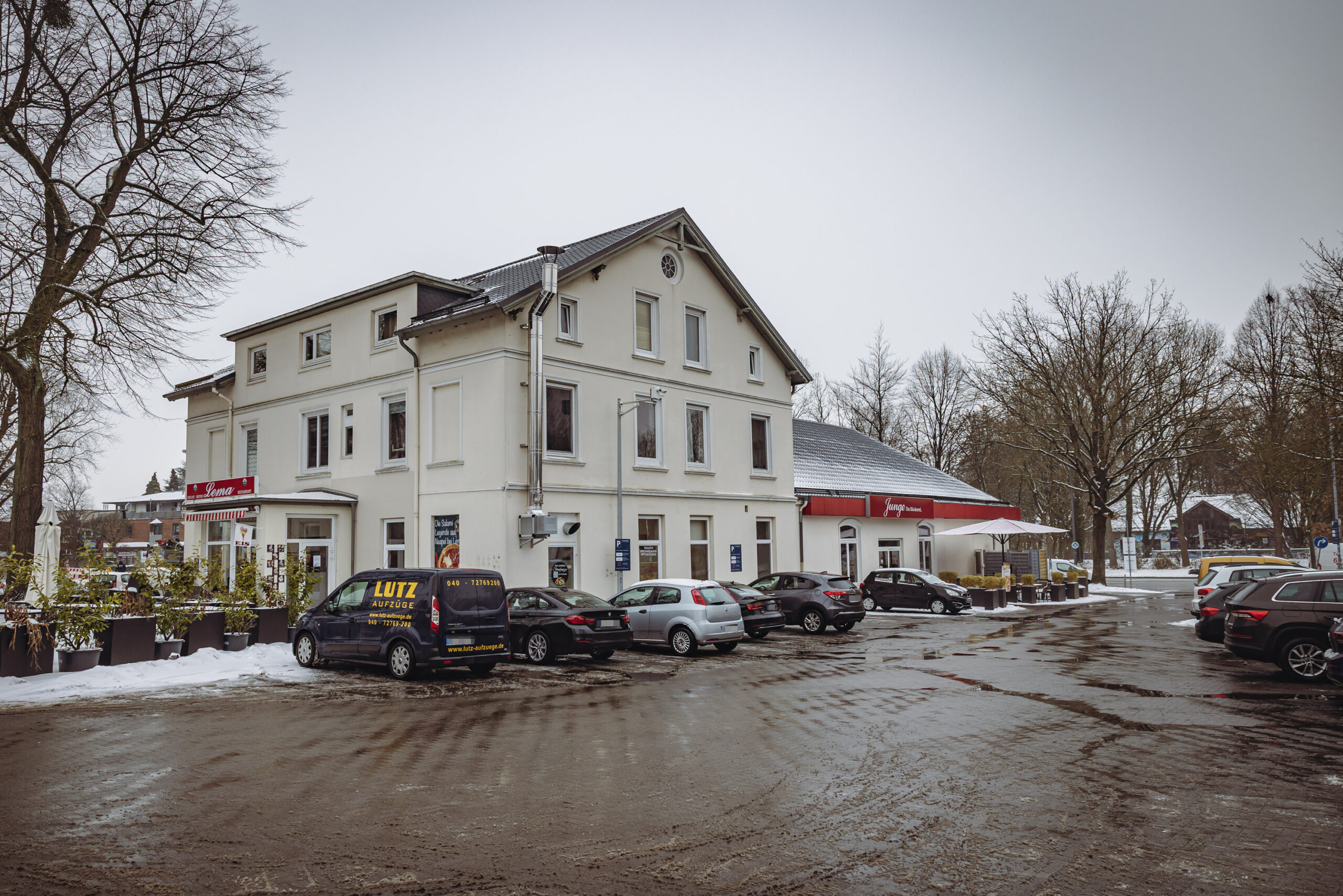Helles haus mit parkenden Autos