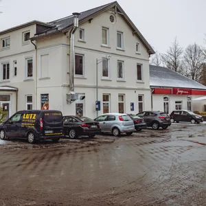 Helles haus mit parkenden Autos