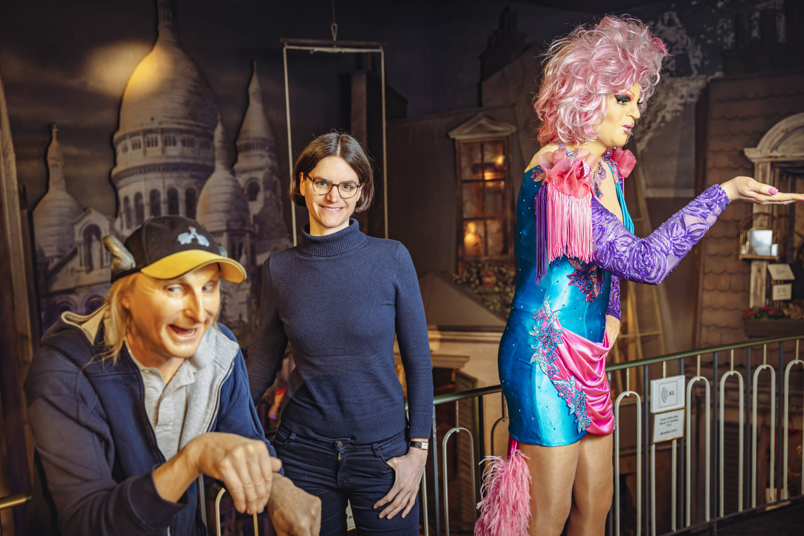 Dr. Susanne Faerber ist Leiterin des Panoptikum in fünfter Generation. Hier steht sie zwischen den Abbildungen von Otto Waalkes und Olivia Jones.