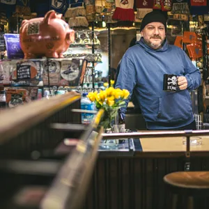 Dominik Großefeld (41) hat die Kult-Kneipe „Zum Silbersack“ von der verstorbenen Gründerin Erna 2009 übernommen.