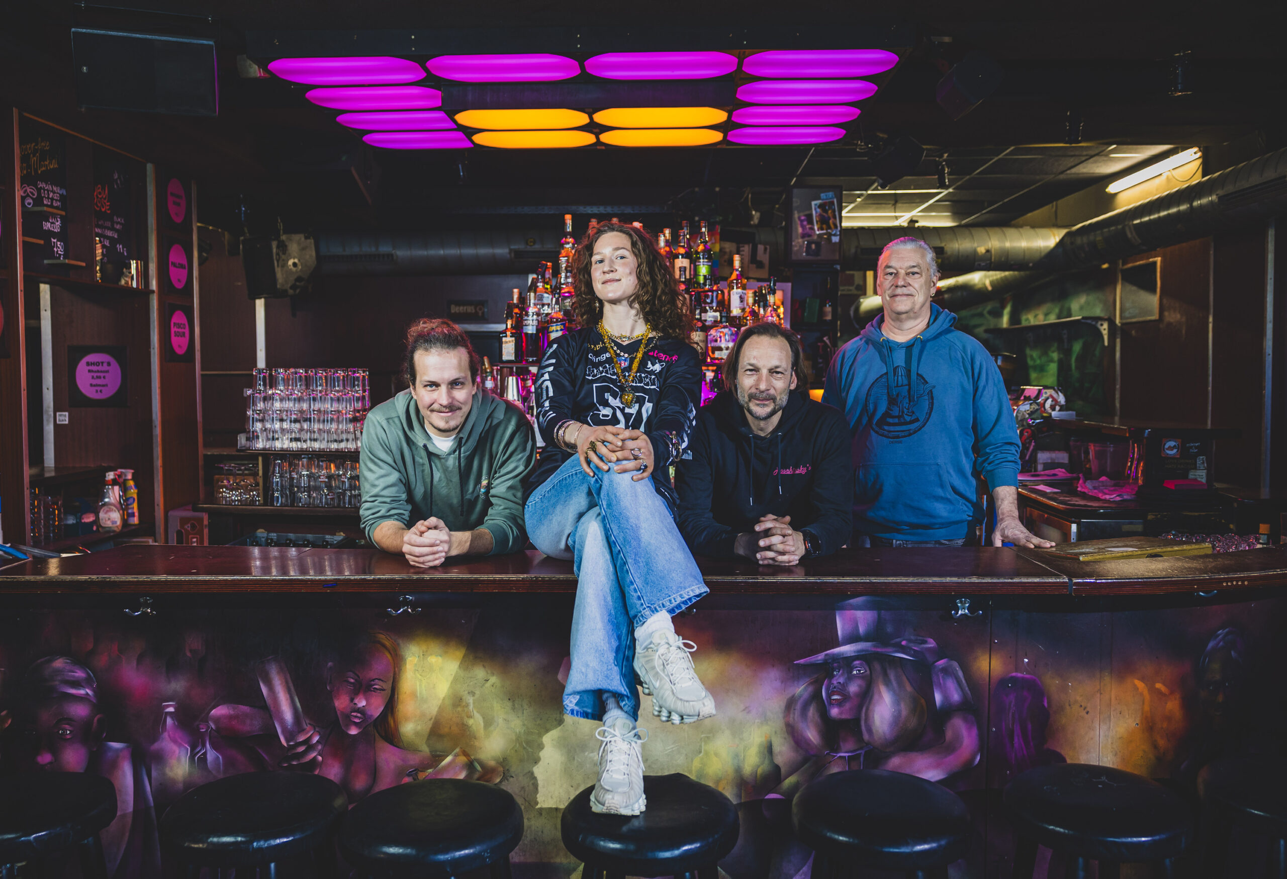 Ob Inhaber oder Angestellte, im Roschinsky's gehören alle zur Familie: (v.l.n.r.) Die Tresenschefs Achim (36) und Xenia (27), der aktuelle Inhaber Lars Hollwedel (57) und der ehemalige Inhaber