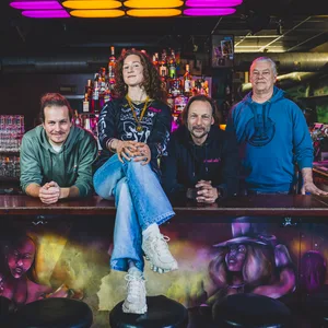 Ob Inhaber oder Angestellte, im Roschinsky's gehören alle zur Familie: (v.l.n.r.) Die Tresenschefs Achim (36) und Xenia (27), der aktuelle Inhaber Lars Hollwedel (57) und der ehemalige Inhaber