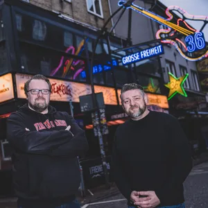 Benjamin Steinicke (Kaiserkeller) und Sebastian Stumbilich (Docks) vor der Großen Freiheit 36.