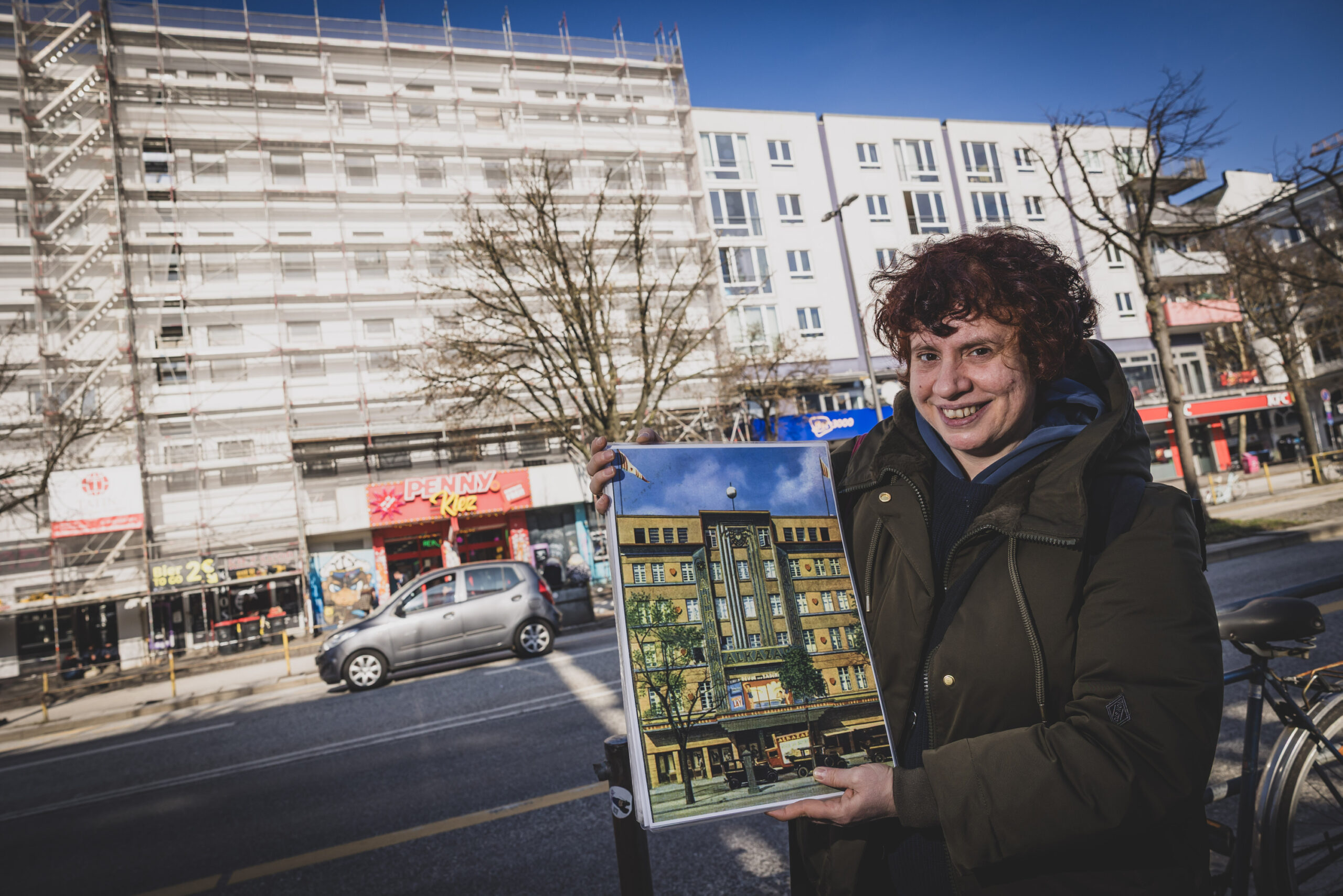 Historikerin Eva Decker zeigt: So sah das Gebäude mit dem Kiez-Penny noch vor hundert Jahren aus. Der Taxi-Stand ist noch da.