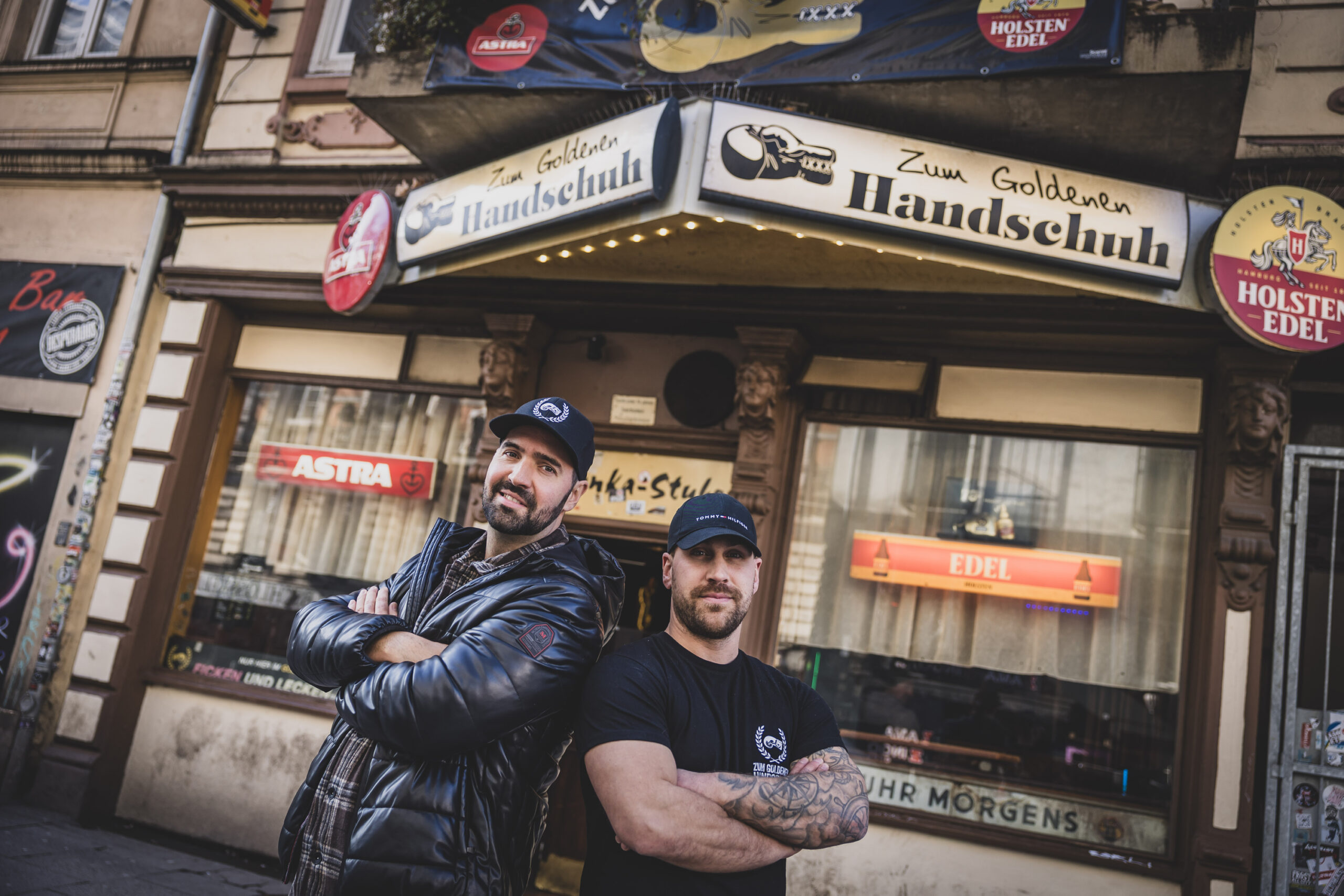 Inhaber Marco Nürnberg (46) ist der Urenkel des Gründers vom Goldenen Handschuh Herbert Nürnberg. Auch bei seinem Team setzt er auf Familie. Hier zu sehen mit seinem Mitarbeiter und Stiefbruder (r.) Daniel Pester (36).