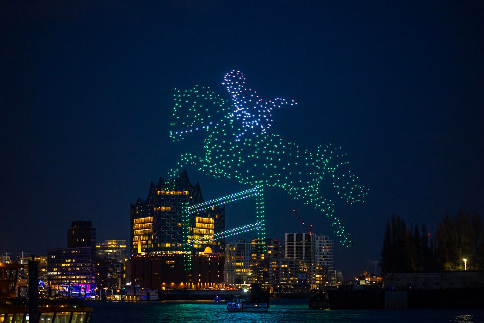 Ein Reiter und ein springendes Pferd werden mit Drohnen inszeniert.