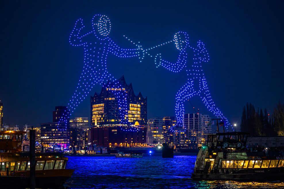 Zwei fechtende Personen wurden mit Drohnen inszeniert.