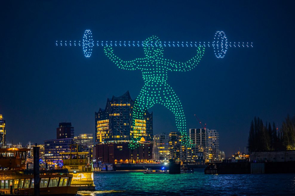 Eine Figur, die Gewichte hebt, wurde mit Drohnen inszeniert.