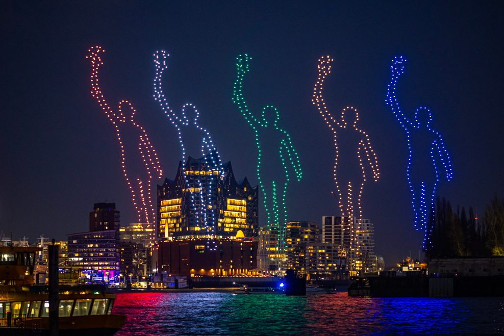 Drohnen bilden die bunten Figuren von Läufern.