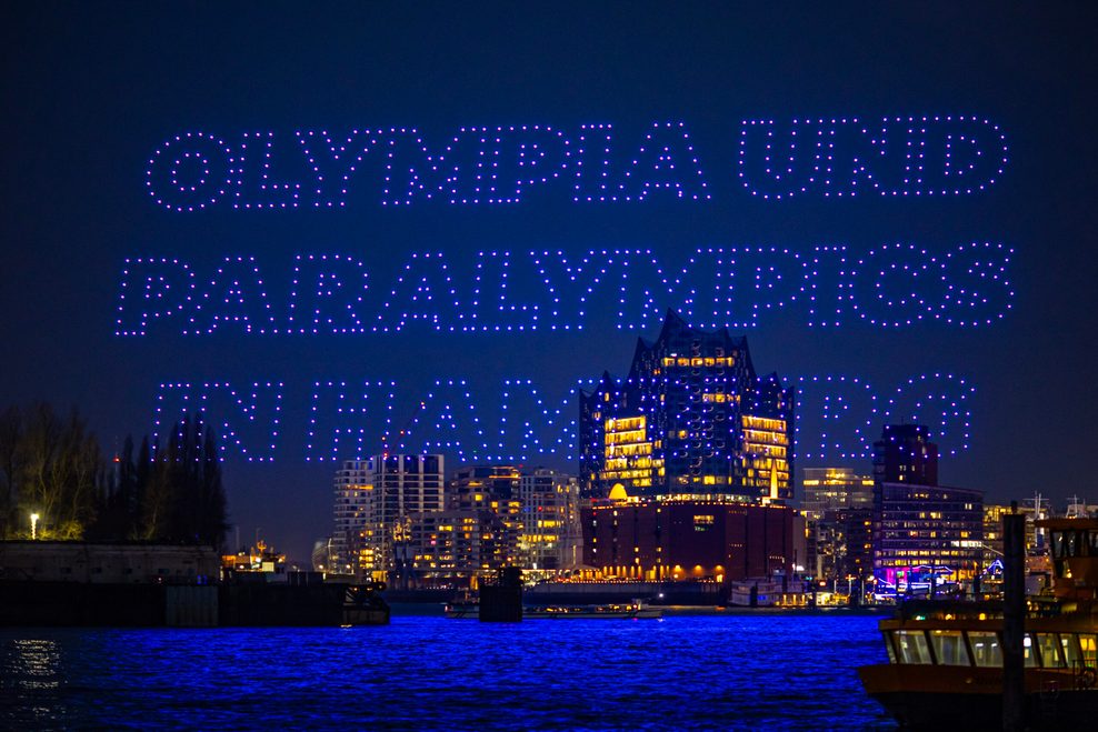 Drohen bilden den Slogan „Olympia und Paralympics in Hamburg“ im Himmel vor der Elbphilharmonie.