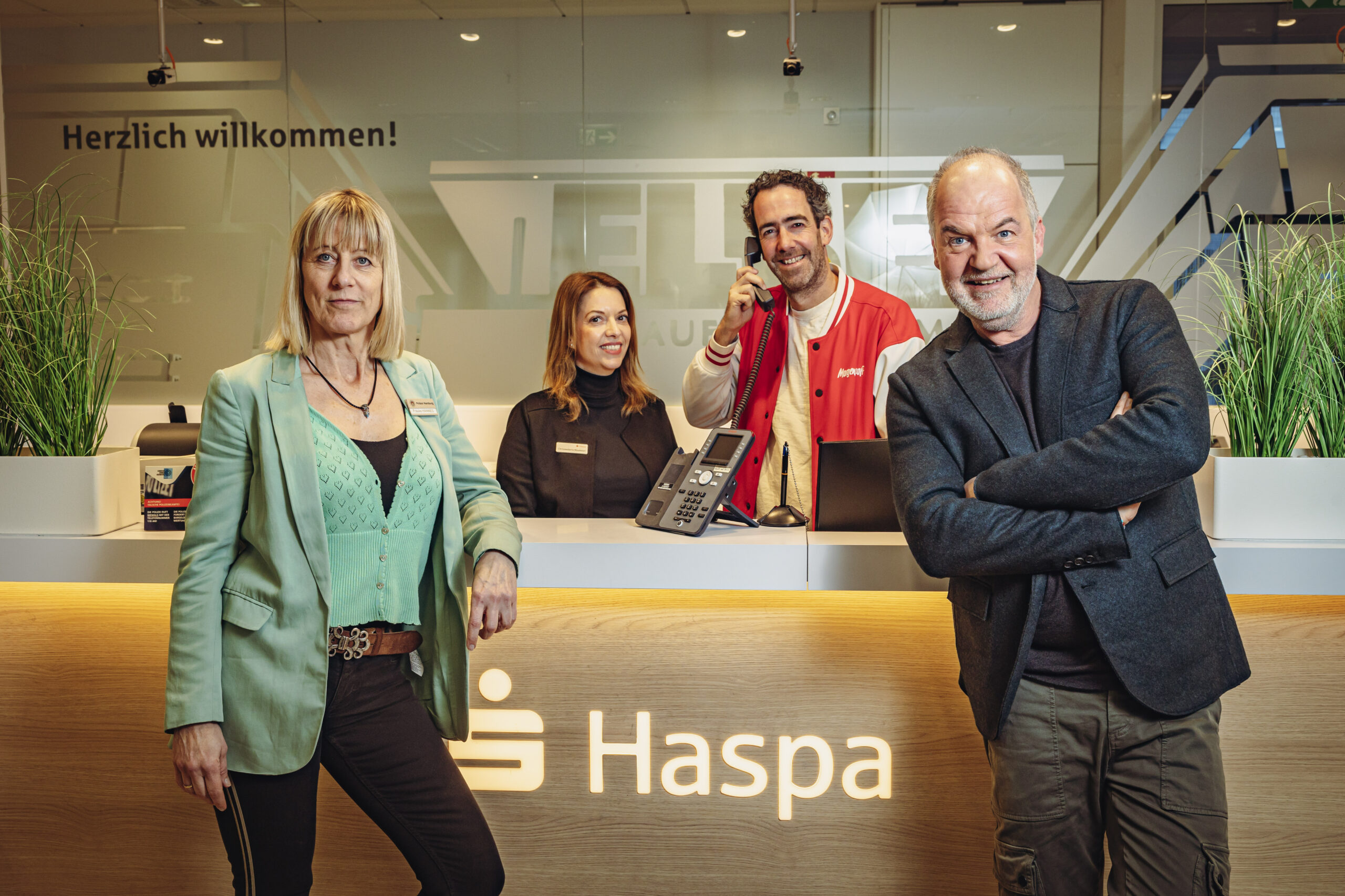 Schauspieler Marek Erhardt (r.), Frauke Hannes vom LKA, Haspa-Mitarbeiterin Chrisowalanto Moumouri und Mopo-Redakteut Michael Reis bei einer Betrugspräventions-Veranstaltung in der Haspa-Filiale in Osdorf