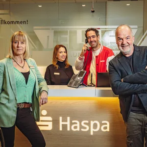 Schauspieler Marek Erhardt (r.), Frauke Hannes vom LKA, Haspa-Mitarbeiterin Chrisowalanto Moumouri und Mopo-Redakteut Michael Reis bei einer Betrugspräventions-Veranstaltung in der Haspa-Filiale in Osdorf