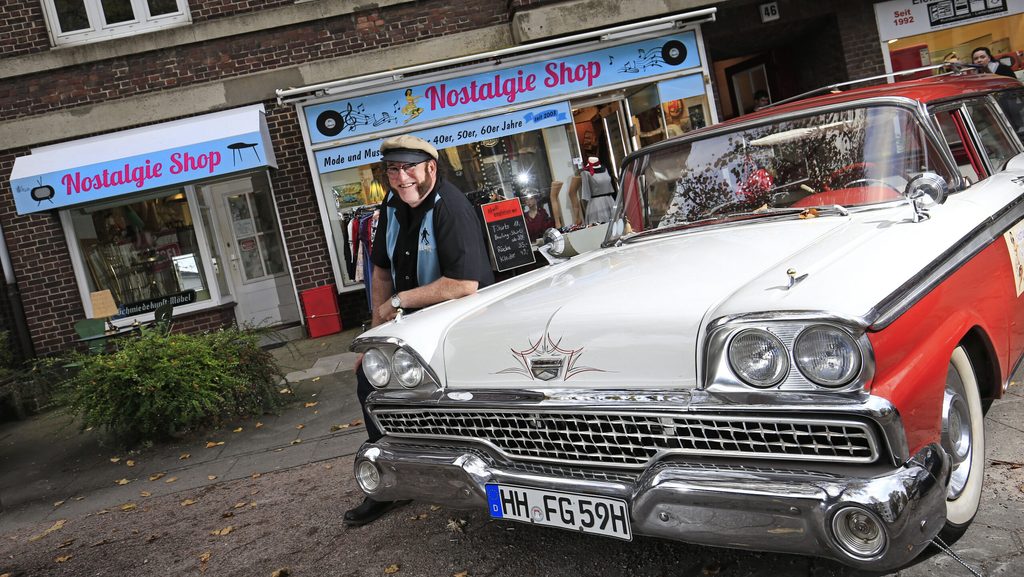 Im „Nostalgie Shop“ von Jürgen Schewior (hier mit seinem 59er Ford Country Sedan) in Dulsberg gibt es Mode, Möbel und Musik aus den 40er, 50er und 60er Jahren.